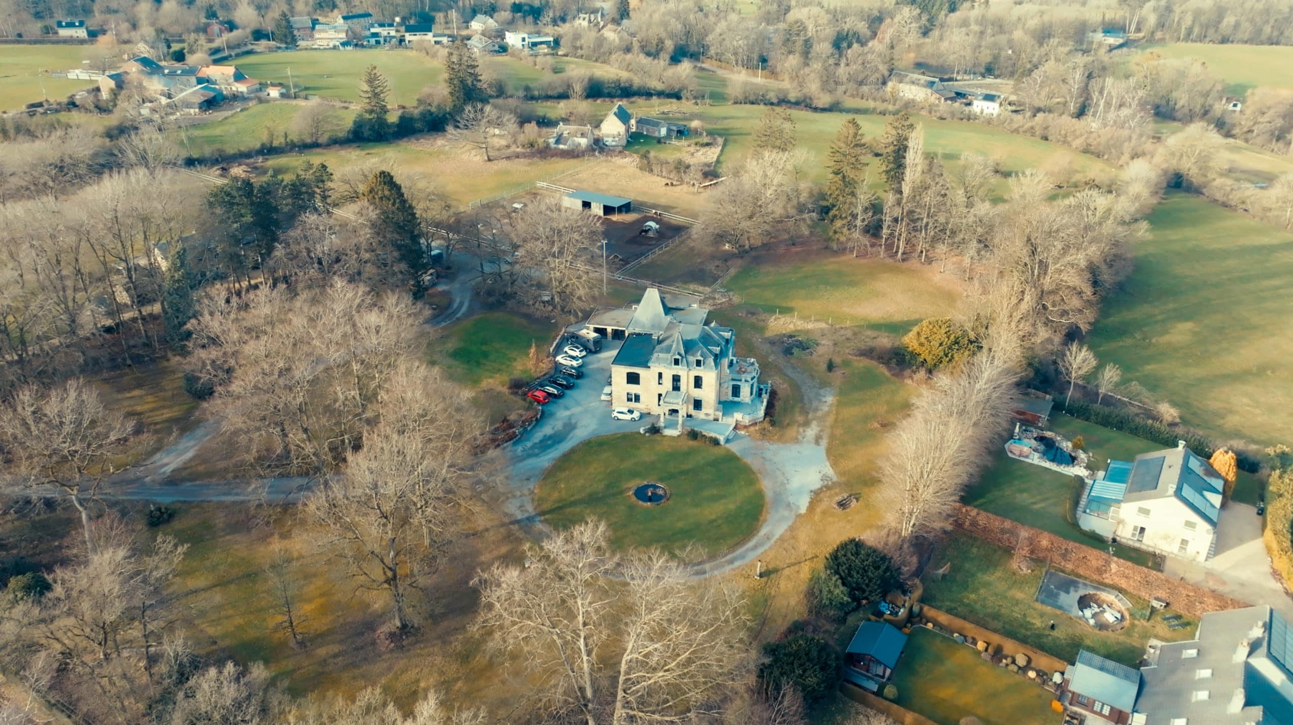 Manoir vue aérienne par drône du docteur alain pirotte