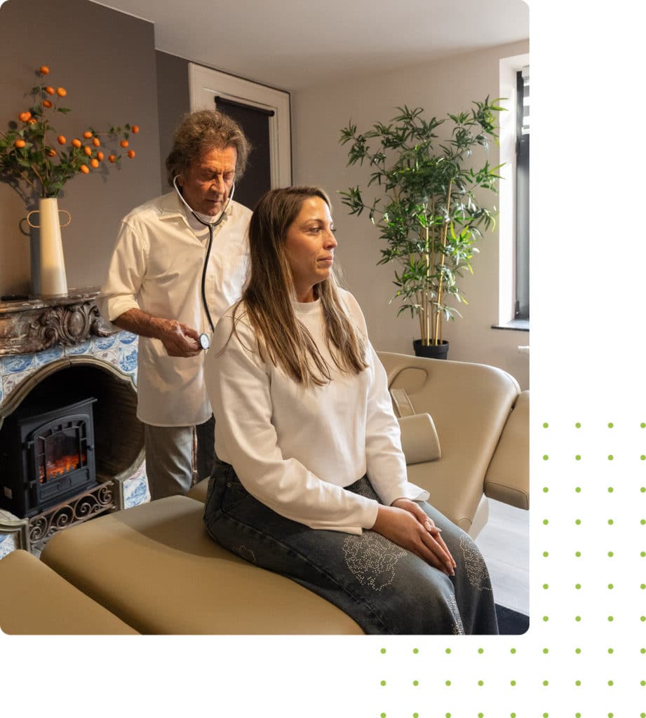 Le docteur Alain Pirotte en consultation spécialisée médecine fonctionnelle