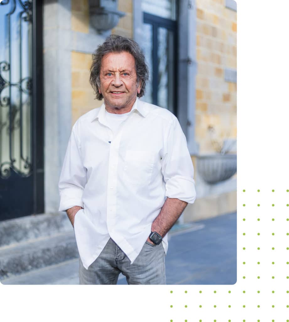 photo de face du docteur alain pirotte devant son cabinet de médecine fonctionnelle